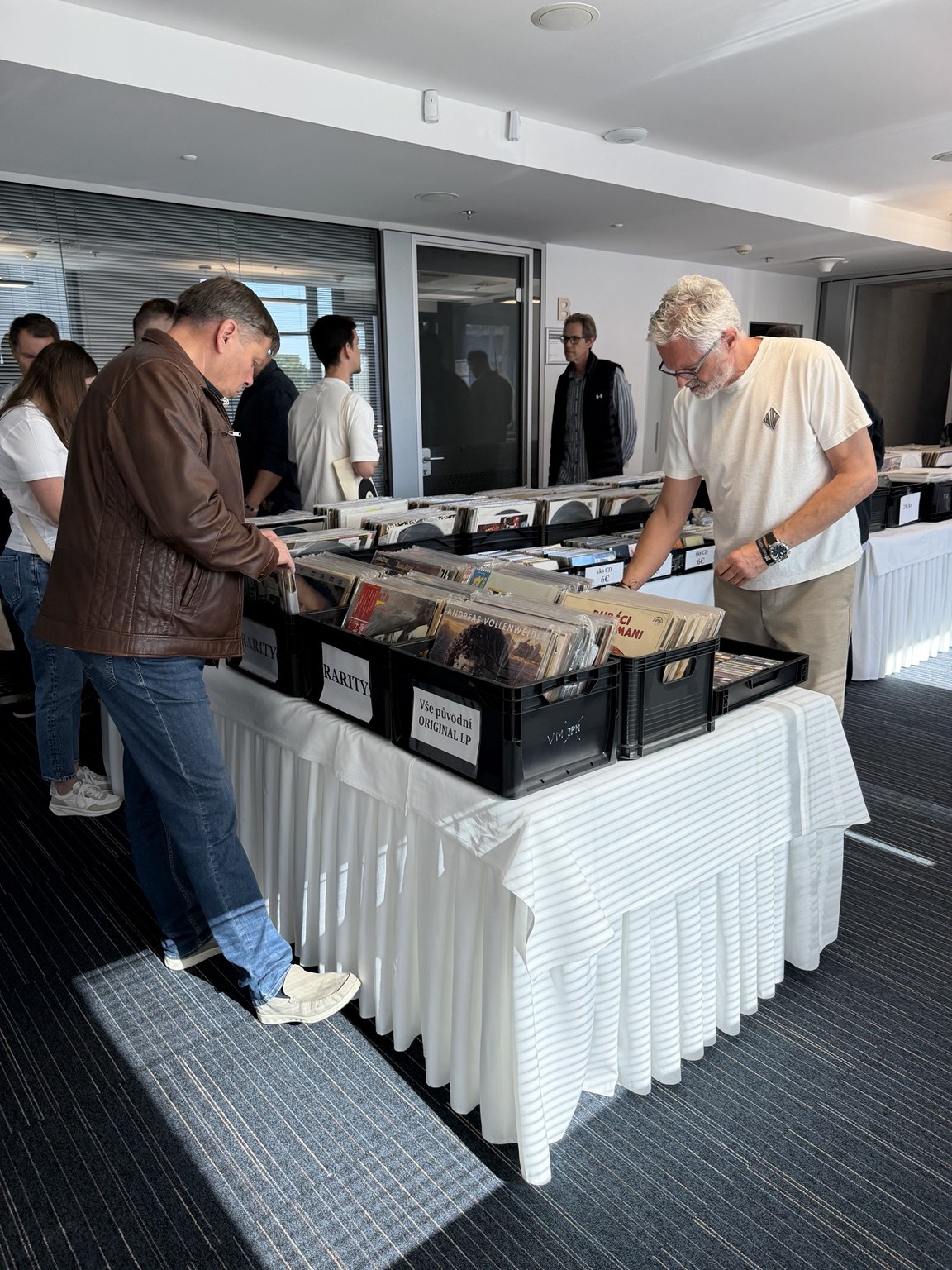 Návštěvník vybírá gramofonové desky u stánku MATEUS VINYL na Audio Video Kino Bratislava 2026