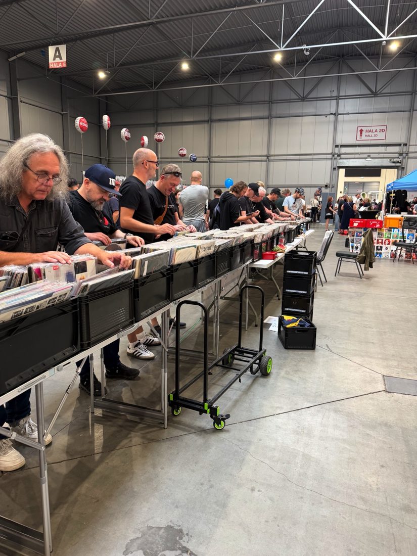 Návštěvníci procházejí gramofonové desky na Vinyl & Stereo Expo Praha
