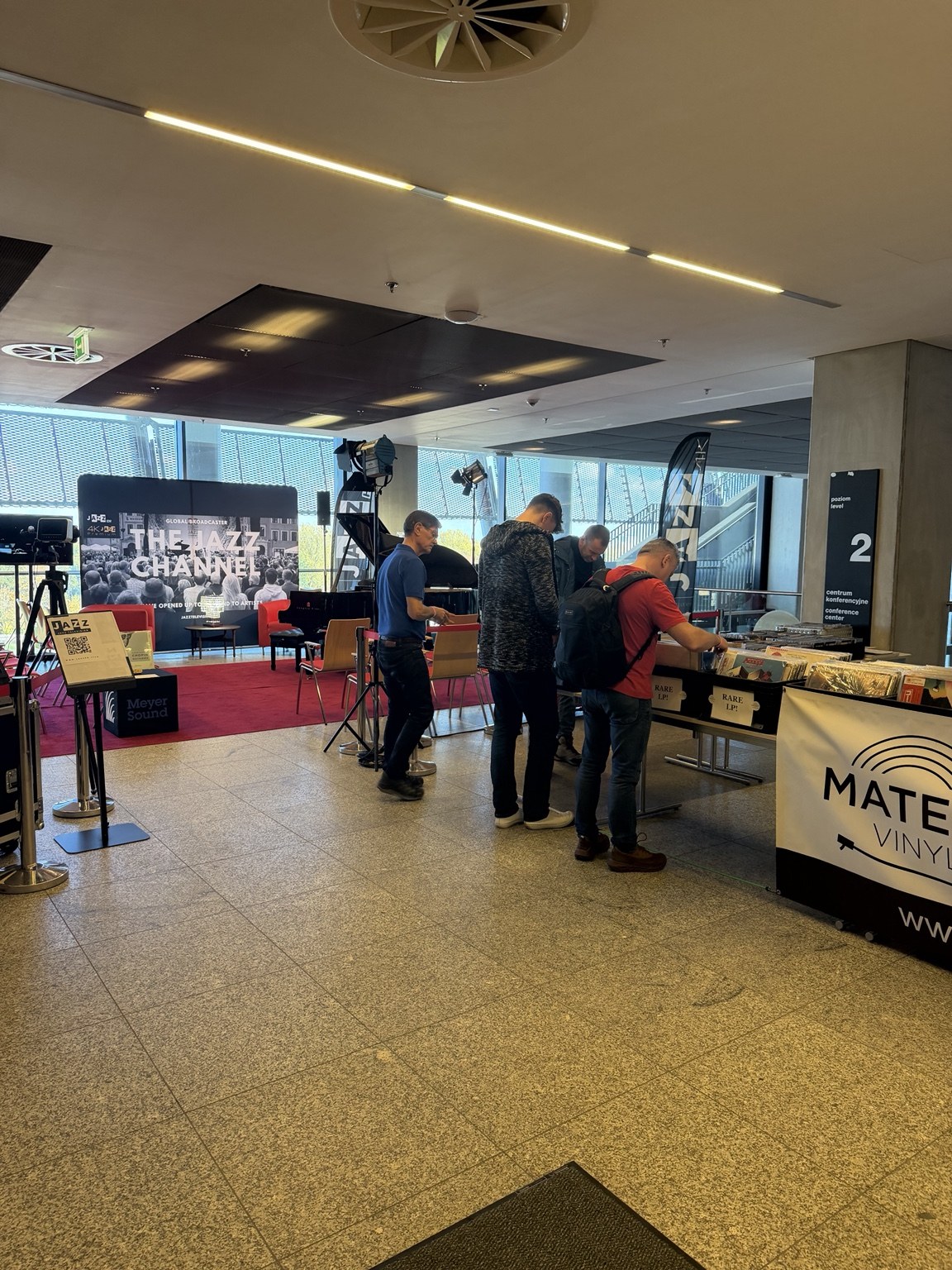 Stánek MATEUS VINYL vedle prostoru JAZZ Television na Audio Video Show ve Varšavě