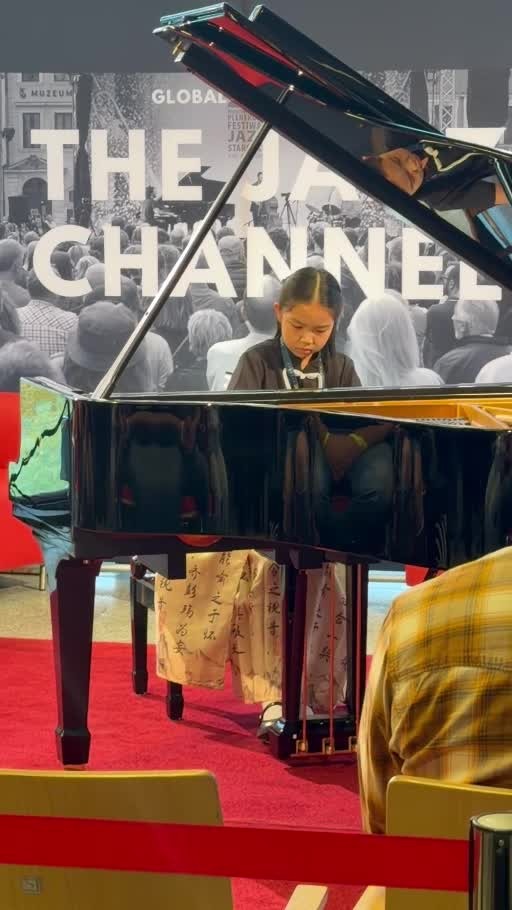 Klavírní vystoupení v prostoru JAZZ Television na Audio Video Show Varšava 2026