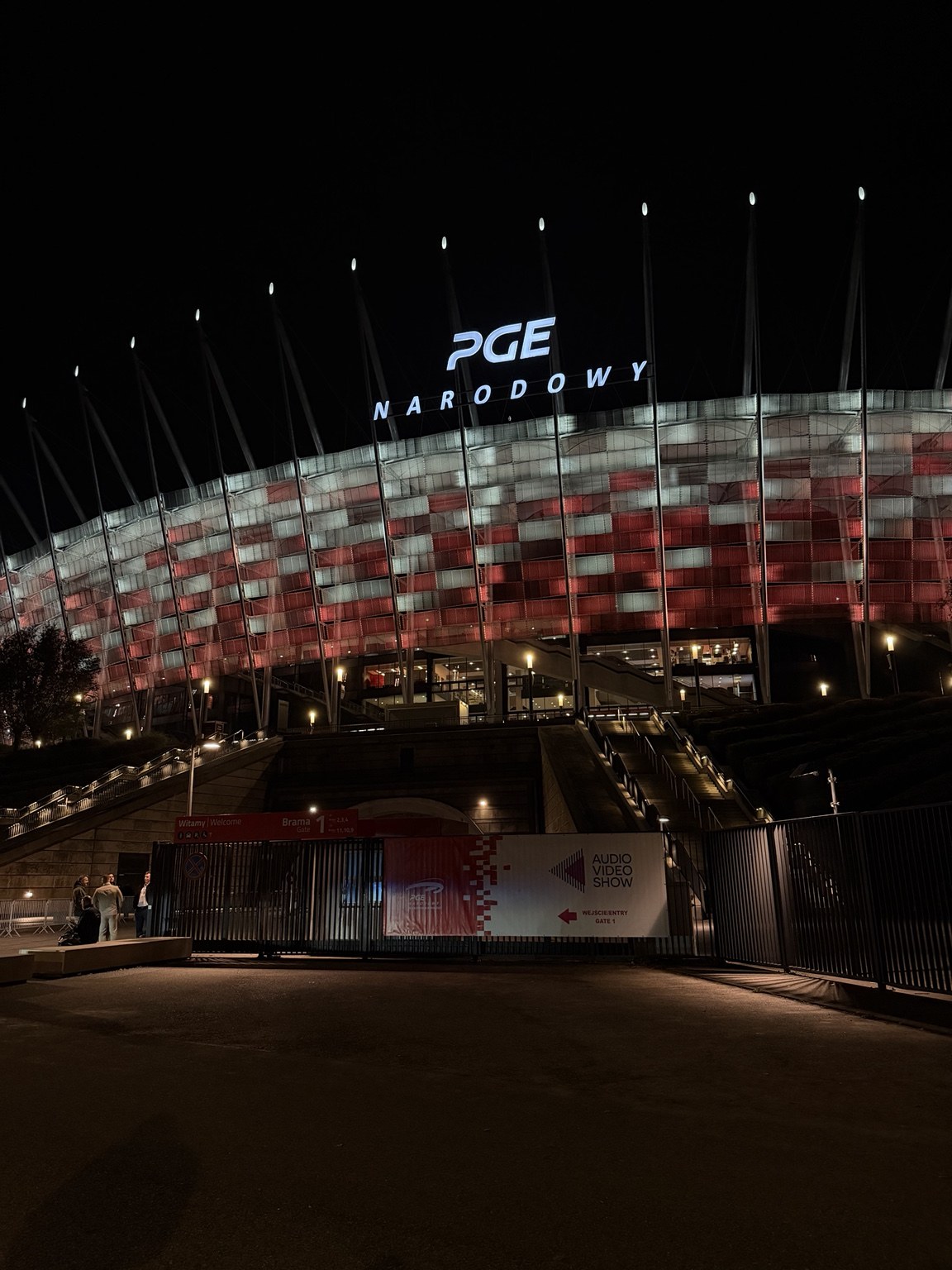 Večerní osvětlení stadionu PGE Narodowy s poutačem Audio Video Show