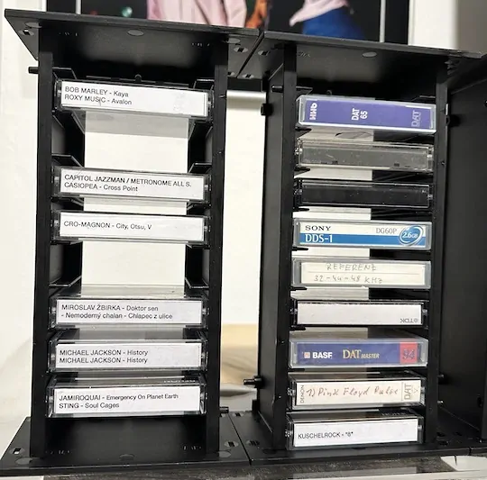 Stojan na DAT kazety (balení 6ks)